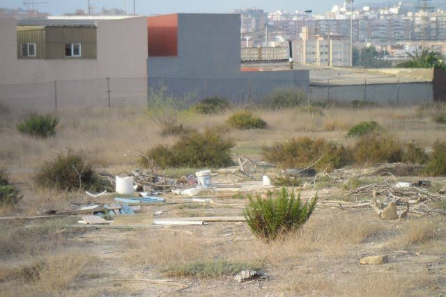 SPCT denuncia una escombrera ilegal junto a la barriada de las 600 - 3, Foto 3