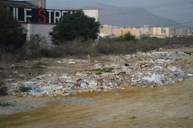 SPCT denuncia una escombrera ilegal junto a la barriada de las 600 - 4, Foto 4