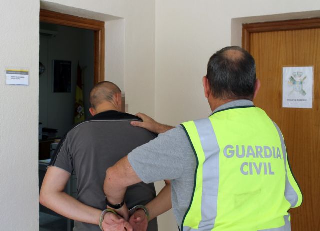 La Guardia Civil detiene al propietario de una sala de fiestas por la supuesta simulación de un atraco para estafar a la aseguradora - 3, Foto 3