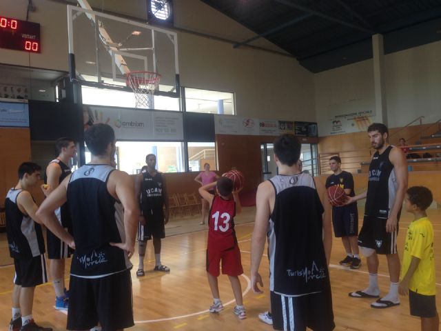 Las escuelas de baloncesto de Alcarrás visitan un entrenamiento del UCAM Murcia CB - 2, Foto 2