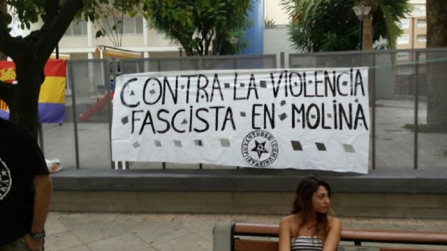 IU-Verdes y Juventudes Comunistas de Molina de Segura protestan contra una agresión fascista - 1, Foto 1