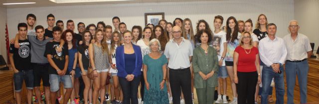 La Alcaldesa de Torre-Pacheco recibe a los alumnos españoles e italianos que participan en un intercambio lingüístico y cultural - 1, Foto 1