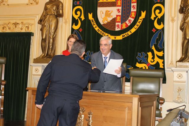 La Corporación Municipal recibe a la plantilla de la Policía Local para conmemorar su patrón Los Ángeles Custodios - 3, Foto 3