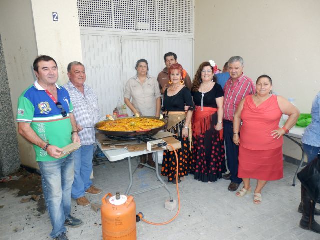 Paella Sucina: los romeros de Casa del Maestro de La Tercia con la Paella elaborada por Rafaela y Domingo., Foto 2