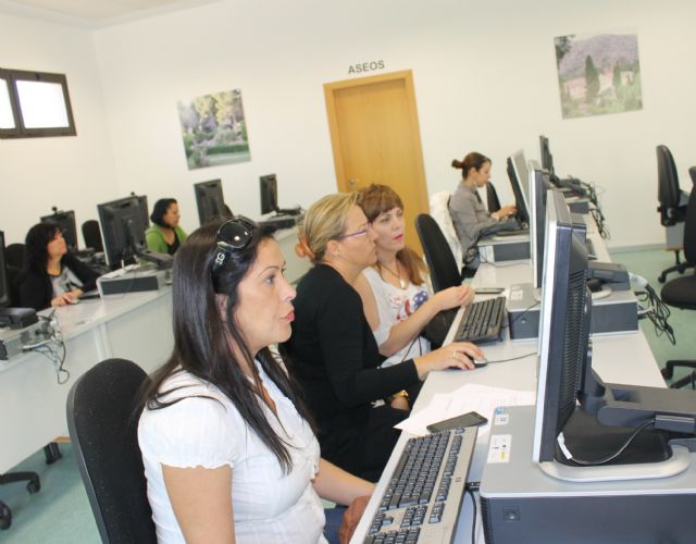 Una decena de mujeres del municipio mejoran sus habilidades informáticas en un curso de Igualdad y de la Federación de Mujeres Rurales - 1, Foto 1