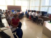 Trabajadores del Ayuntamiento torreño aprenden a 'sacarle punta' al ordenador