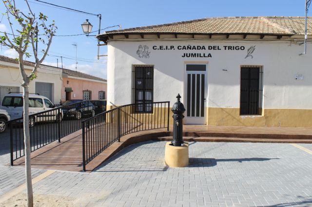 El alcalde y el concejal de pedanías presentan las obras realizadas en la Plaza de las Escuelas de la Cañada del Trigo - 3, Foto 3