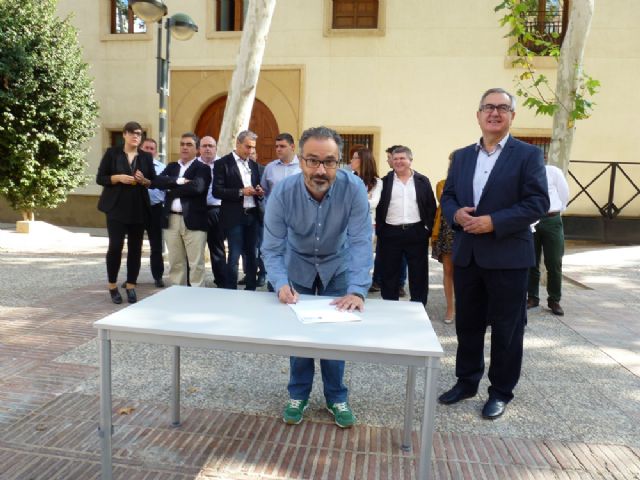 El candidato a alcalde de Caravaca de la Cruz, José Moreno Medina, ha firmado el código de compromiso ético - 1, Foto 1