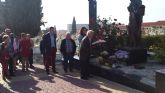 Los socialistas alhameños depositaron un ramo de rosas en la fosa comn del cementerio