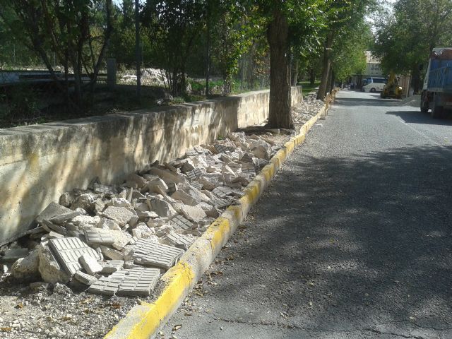 El Ayuntamiento ejecuta obras de mejora en acerados de Gran Vía, avenida de Granada y calle Pabellón - 1, Foto 1