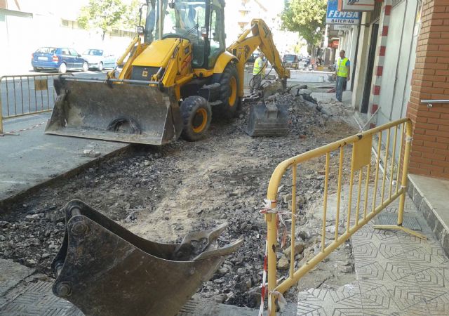 El Ayuntamiento ejecuta obras de mejora en acerados de Gran Vía, avenida de Granada y calle Pabellón - 2, Foto 2