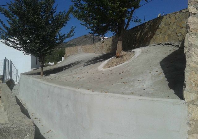 El Ayuntamiento ejecuta obras de mejora en acerados de Gran Vía, avenida de Granada y calle Pabellón - 3, Foto 3