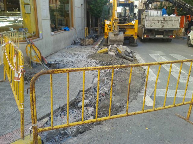 El Ayuntamiento ejecuta obras de mejora en acerados de Gran Vía, avenida de Granada y calle Pabellón - 4, Foto 4