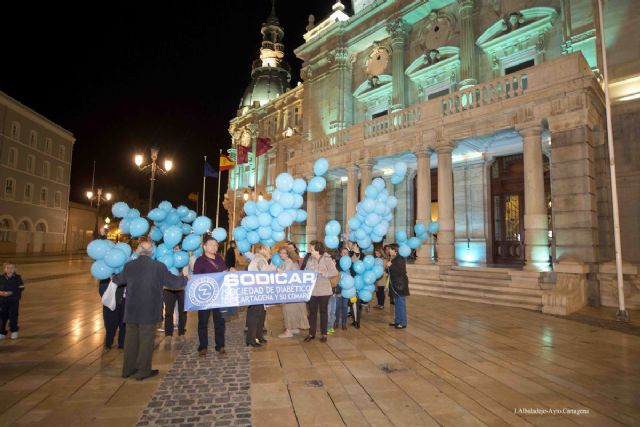 El Palacio Consistorial se iluminó de azul por el Día Mundial de la Diabetes - 1, Foto 1