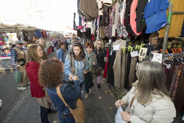 Mujer informa a pie de mercadillo sobre la violencia de género - 1, Foto 1