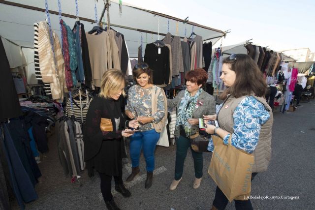 Mujer informa a pie de mercadillo sobre la violencia de género - 5, Foto 5