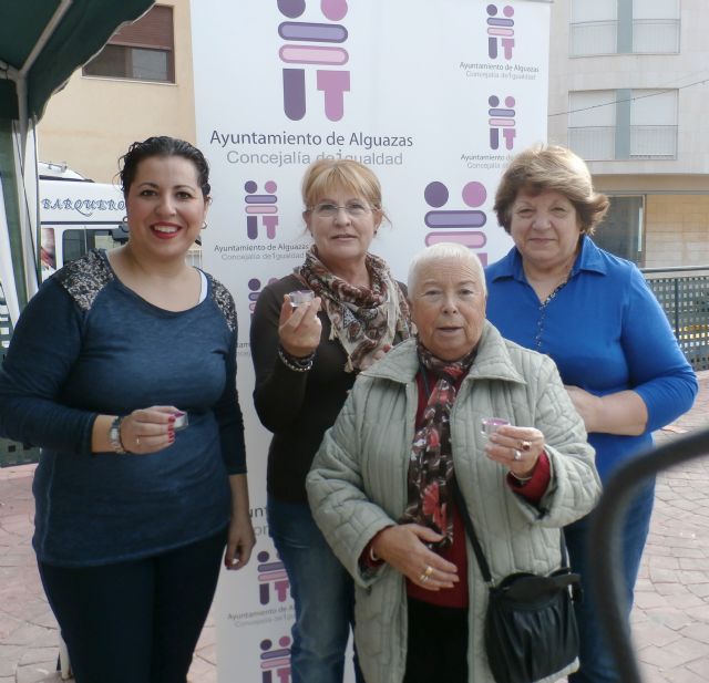 El Ayuntamiento de Alguazas entrega velas a los vecinos en recuerdo de las 45 víctimas de violencia de género en lo que va de año - 3, Foto 3