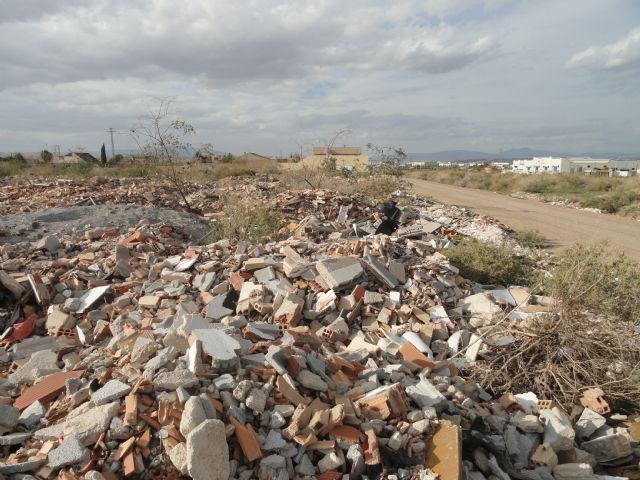 El Grupo Socialista denuncia la existencia de un gran vertedero ilegal en el barrio de Las Parras, en Sangonera la Verde - 1, Foto 1