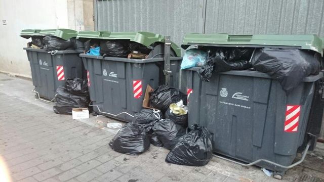 SPCT denuncia que la Calle Cuatro Santos lleva todo el puente llena de basura - 2, Foto 2