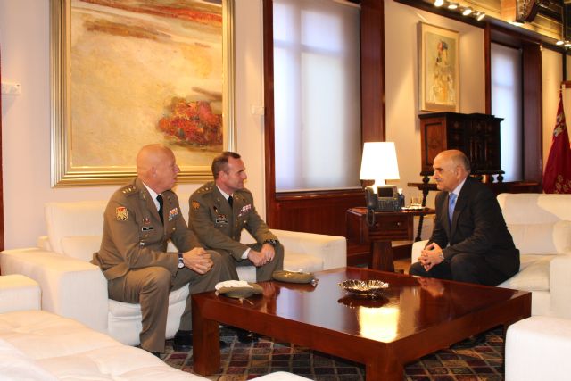 El presidente de la Comunidad recibe al nuevo coronel jefe del Regimiento de Artillería Antiaérea N° 73 - 1, Foto 1