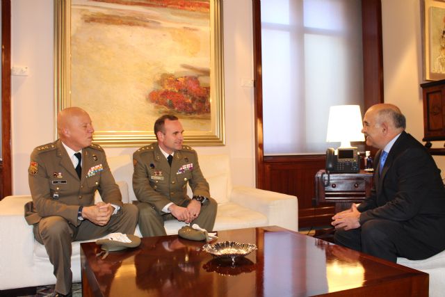 El presidente de la Comunidad recibe al nuevo coronel jefe del Regimiento de Artillería Antiaérea N° 73 - 2, Foto 2