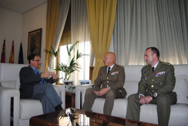 El delegado del Gobierno recibe al nuevo coronel jefe del Regimiento de Artillería Antiaérea nº 73 de Cartagena - 1, Foto 1