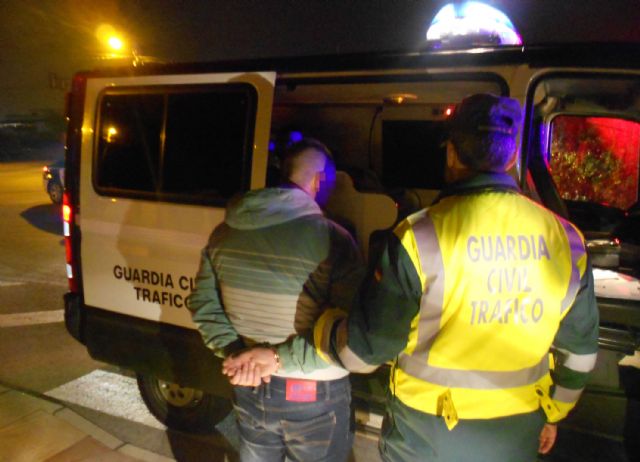 La Guardia Civil detiene a un conductor por darse a la fuga en un control, superar las tasas de alcoholemia y carecer de carné - 2, Foto 2