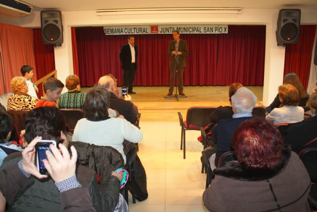 El Alcalde comparte con los vecinos de San Pío X la celebración de la Navidad - 5, Foto 5