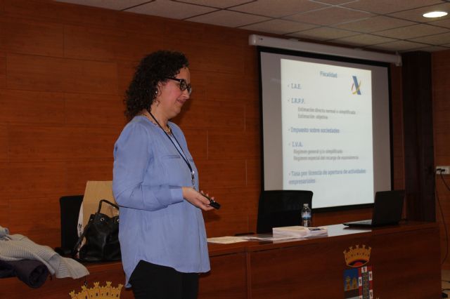 Jumilla dedicó la jornada del lunes al fomento del emprendedor con un taller a cargo del CROEM y con la visita del Autobús del Emprendedor - 1, Foto 1