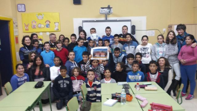 El Plásticos Romero, de visita en los centros que participaron en el MacroADE de fútbol sala - 1, Foto 1