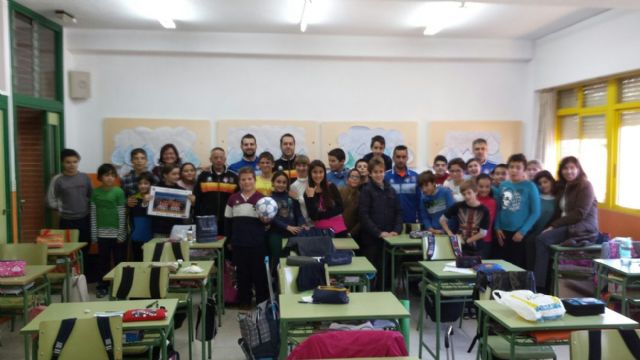 El Plásticos Romero, de visita en los centros que participaron en el MacroADE de fútbol sala - 2, Foto 2