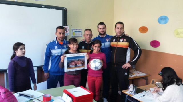 El Plásticos Romero, de visita en los centros que participaron en el MacroADE de fútbol sala - 4, Foto 4