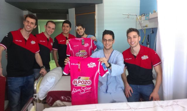 La plantilla visita a los niños ingresados en el Hospital Virgen de la Arrixaca - 1, Foto 1