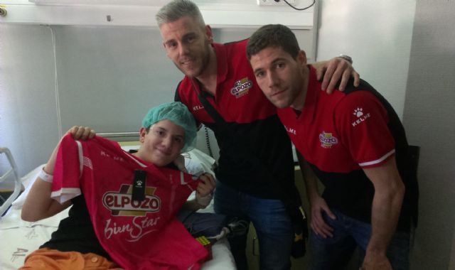 La plantilla visita a los niños ingresados en el Hospital Virgen de la Arrixaca - 2, Foto 2