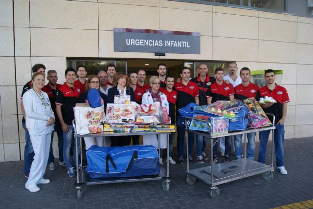 La plantilla visita a los niños ingresados en el Hospital Virgen de la Arrixaca - 3, Foto 3