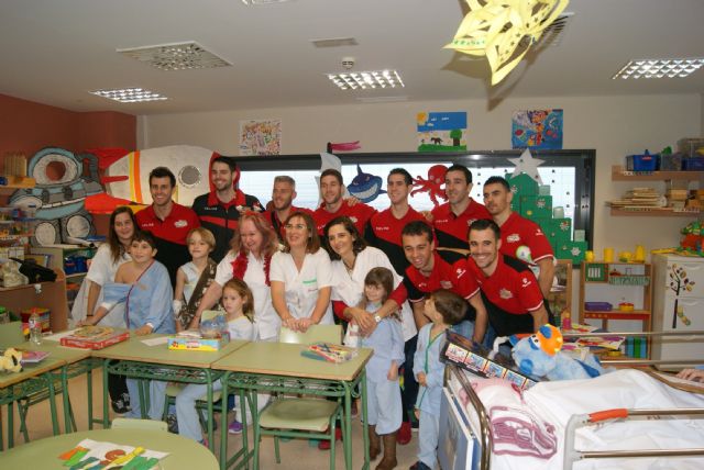 La plantilla visita a los niños ingresados en el Hospital Virgen de la Arrixaca - 4, Foto 4