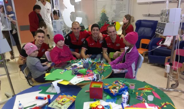 La plantilla visita a los niños ingresados en el Hospital Virgen de la Arrixaca - 5, Foto 5