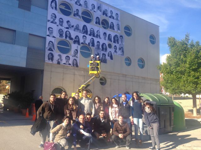 Un grupo de estudiantes monta una instalación fotográfica en la fachada de la Facultad de Educación - 2, Foto 2