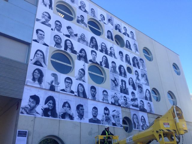 Un grupo de estudiantes monta una instalación fotográfica en la fachada de la Facultad de Educación - 4, Foto 4