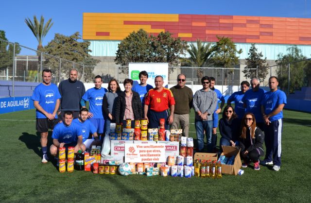 Nuevas Generaciones recoge más de 300 kilos de alimentos para Cáritas en un partido de fútbol benéfico - 1, Foto 1