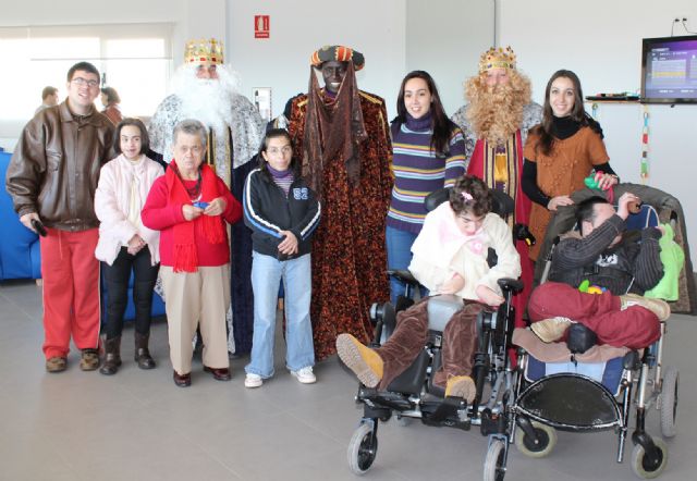 Los Reyes Magos visitan a los mayores del Centro de Día de Puerto Lumbreras - 1, Foto 1