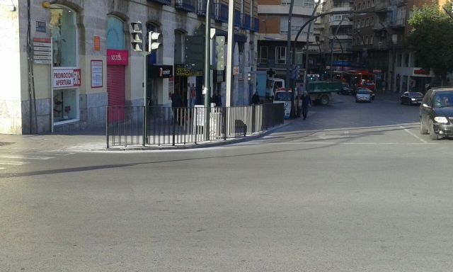 Calidad Urbana sustituye las barandillas en el entorno de la Glorieta y Plaza Martínez Tornel cumpliendo la normativa de accesibilidad y mejorando la seguridad de los peatones - 1, Foto 1