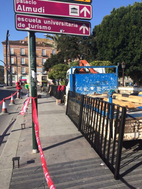 Calidad Urbana sustituye las barandillas en el entorno de la Glorieta y Plaza Martínez Tornel cumpliendo la normativa de accesibilidad y mejorando la seguridad de los peatones - 2, Foto 2