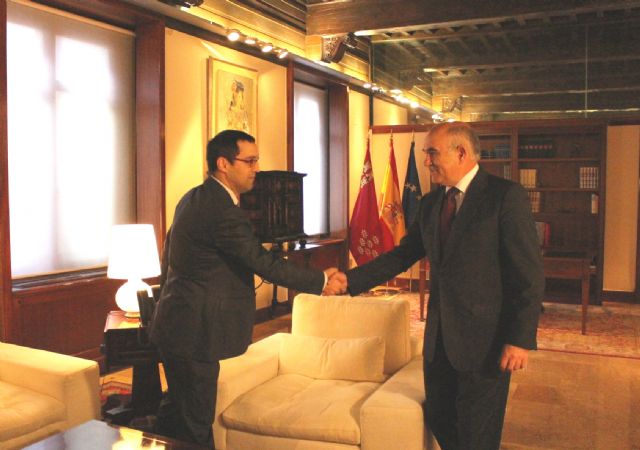 El jefe del Ejecutivo regional recibe al decano del Colegio Oficial de Ciencias Políticas y Sociología de la Región de Murcia - 1, Foto 1