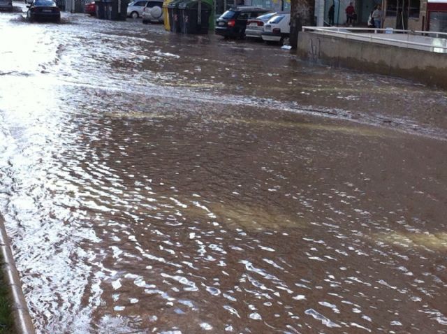 La rotura de dos tuberías provoca inundaciones en la Alameda y cortes en el suministro - 2, Foto 2