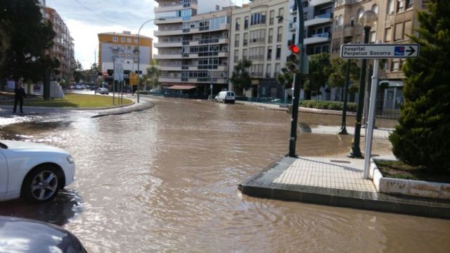 La rotura de dos tuberías provoca inundaciones en la Alameda y cortes en el suministro - 4, Foto 4