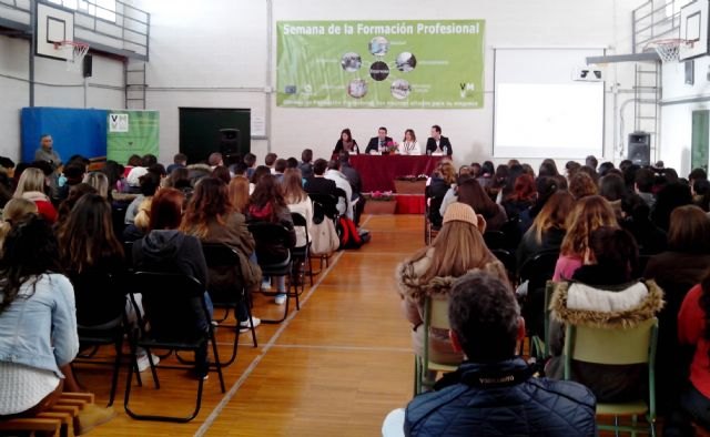 Conferencias y visitas a empresas acercan a los alumnos de Formación Profesional del Centro Vega Media de Alguazas al mercado laboral - 1, Foto 1