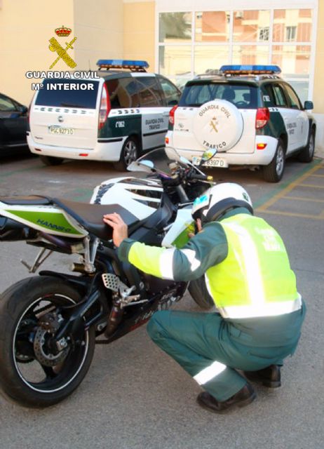 La Guardia Civil detiene al conductor de una motocicleta que circulaba sin carné y superaba en más del doble la velocidad de la vía - 1, Foto 1