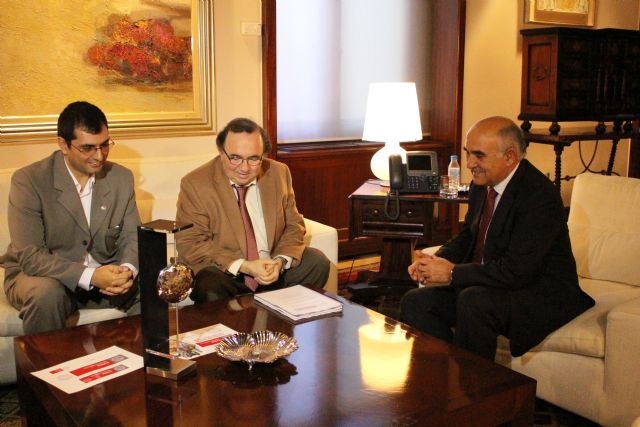 Garre reconoce la labor de la Universidad de Murcia en materia de discapacidad - 1, Foto 1