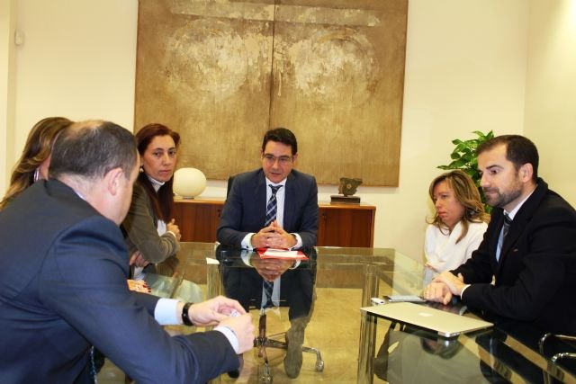 La Comunidad y Amiab acuerdan realizar una campaña de concienciación medioambiental y práctica deportiva dirigida a jóvenes - 2, Foto 2